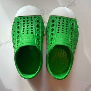 Native Jefferson grasshopper green toddler size 5
